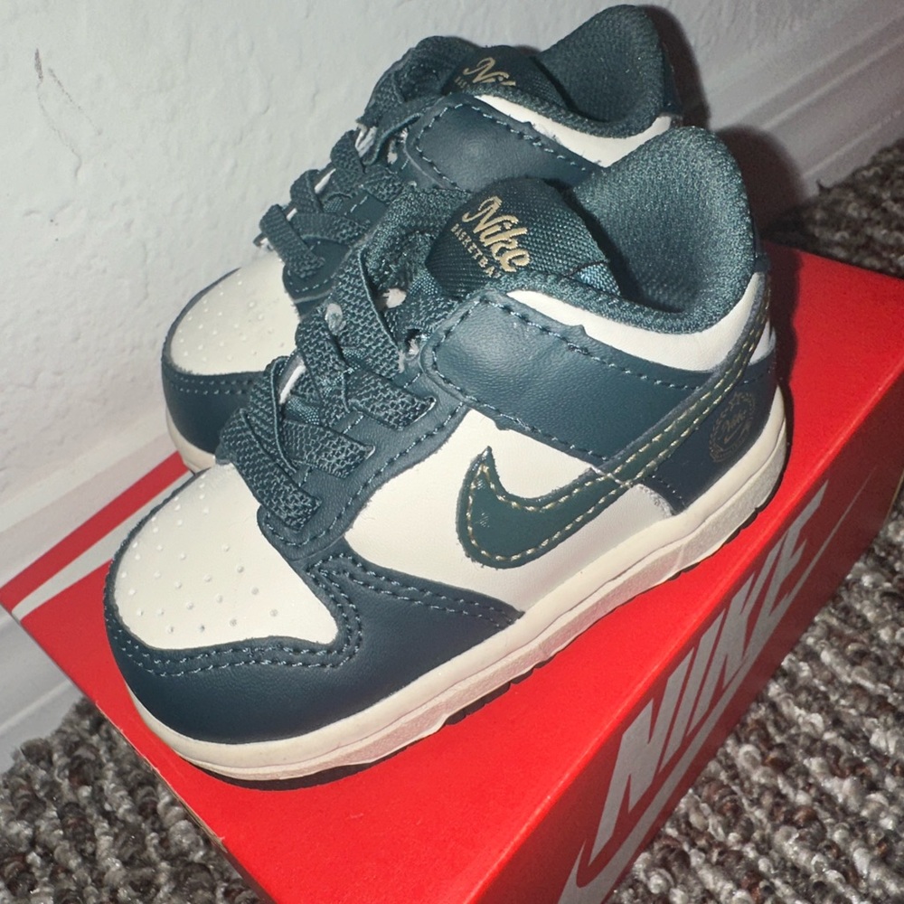 Nike Kids Shoes - White and Green